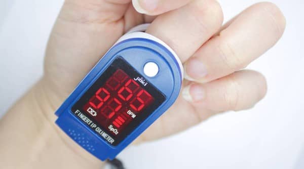 How to use a pulse oximeter to monitor oxygen saturation
